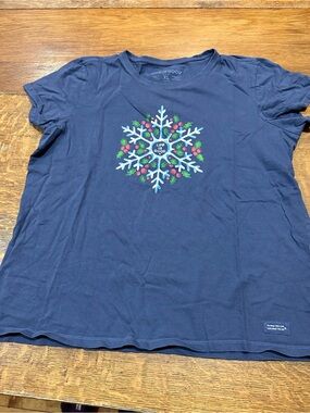 Life Is Good sz XL women’s Short-Sleeve Tee with Festive Snowflake Graphic
